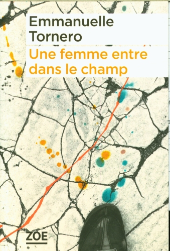 [9846950]  Une femme entre dans le champ 